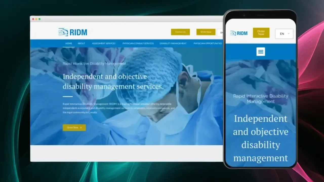 La imagen muestra una interfaz de sitio web y aplicación móvil para una empresa llamada RIDM, con un esquema de color azul y blanco y una imagen de profesionales médicos en el fondo, promoviendo servicios independientes y objetivos de gestión de discapacidad.