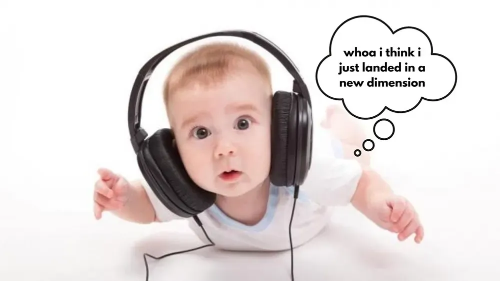 Bebé con auriculares sobredimensionados pensando "whoa creo que acabo de aterrizar en una nueva dimensión"