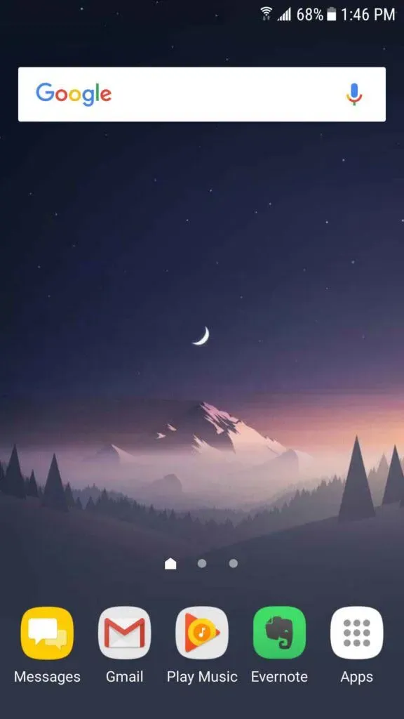 Pantalla de inicio minimalista con solo una barra de búsqueda de Google y fondo de montaña al anochecer