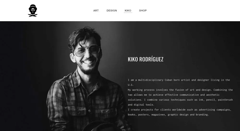 Página de inicio de Kikoplastic en Weebly con retrato en blanco y negro del artista Kiko Rodriguez
