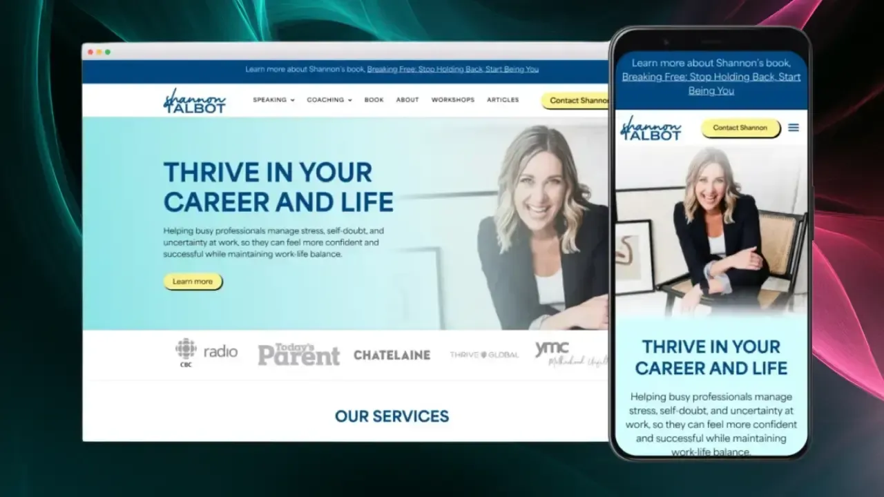 La imagen muestra la página de inicio de un sitio web profesional en una pantalla de computadora y un teléfono inteligente, presentando un servicio de coaching de carrera y vida con el titular "Prospera en tu carrera y vida" y una mujer sonriente en un entorno empresarial, enfatizando el crecimiento personal y el éxito.