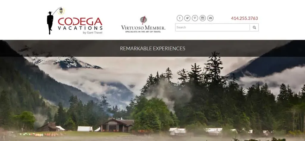 Página de inicio de Codega Vacations con bosque brumoso, montañas y banner de Experiencias Notables