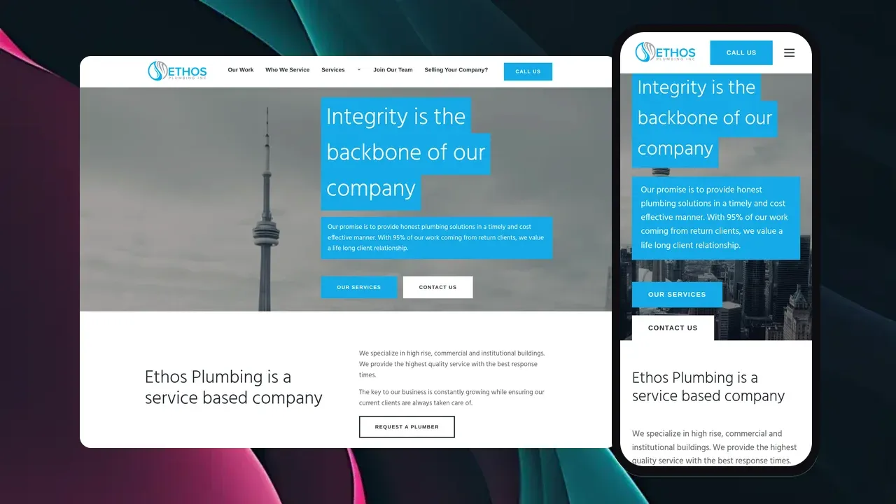 El sitio web de Ethos Plumbing mostrado en una laptop y un teléfono: un encabezado que dice 'La integridad es la columna vertebral de nuestra empresa' sobre un horizonte gris de Toronto con la Torre CN.