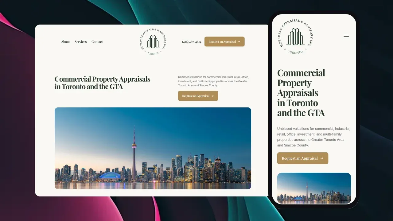 El sitio web de Hopedale Appraisals mostrado en una laptop y teléfono: el titular Tasaciones de Propiedades Comerciales en Toronto y el GTA sobre una foto del horizonte de Toronto con la CN Tower y un botón dorado Solicitar una Tasación.
