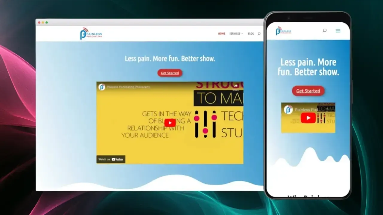 Un sitio web y vista móvil muestran una vibrante página de inicio con un tema azul y blanco, con una sección de video amarilla que destaca prominentemente texto sobre mejorar las relaciones con la audiencia bajo el lema "Menos dolor. Más diversión. Mejor espectáculo."