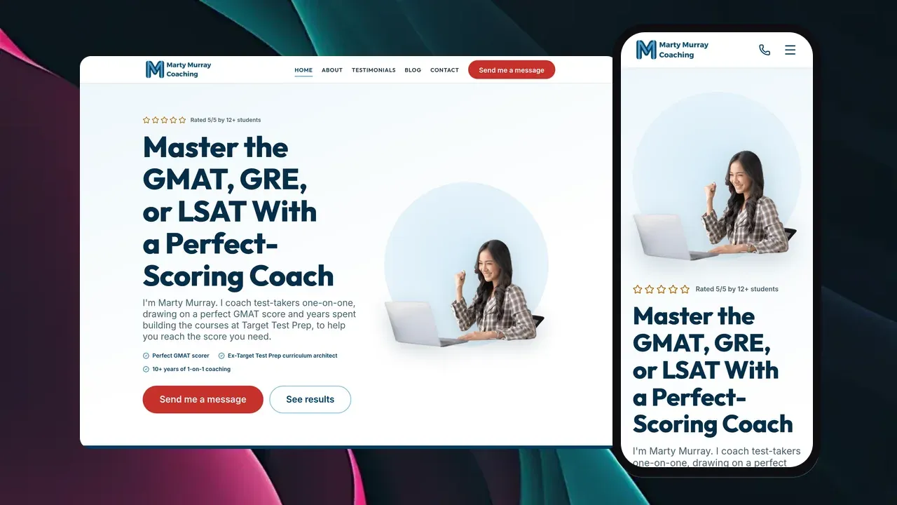 El sitio web de Marty Murray Coaching mostrado en una laptop y un teléfono: el titular Domine el GMAT, GRE o LSAT con un entrenador con puntuación perfecta junto a una foto de un estudiante sonriente celebrando frente a una laptop.