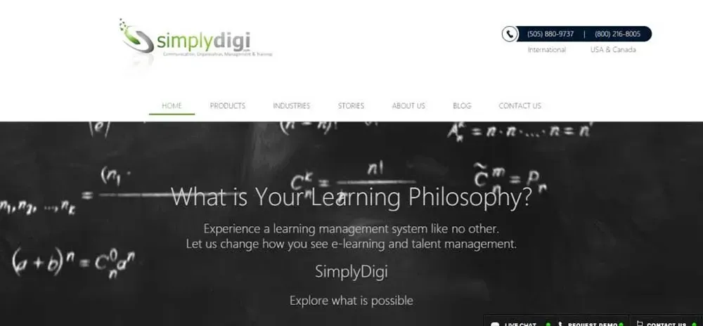 Página de inicio de SimplyDigi e-learning con pizarra de ecuaciones matemáticas y encabezado de Filosofía de Aprendizaje