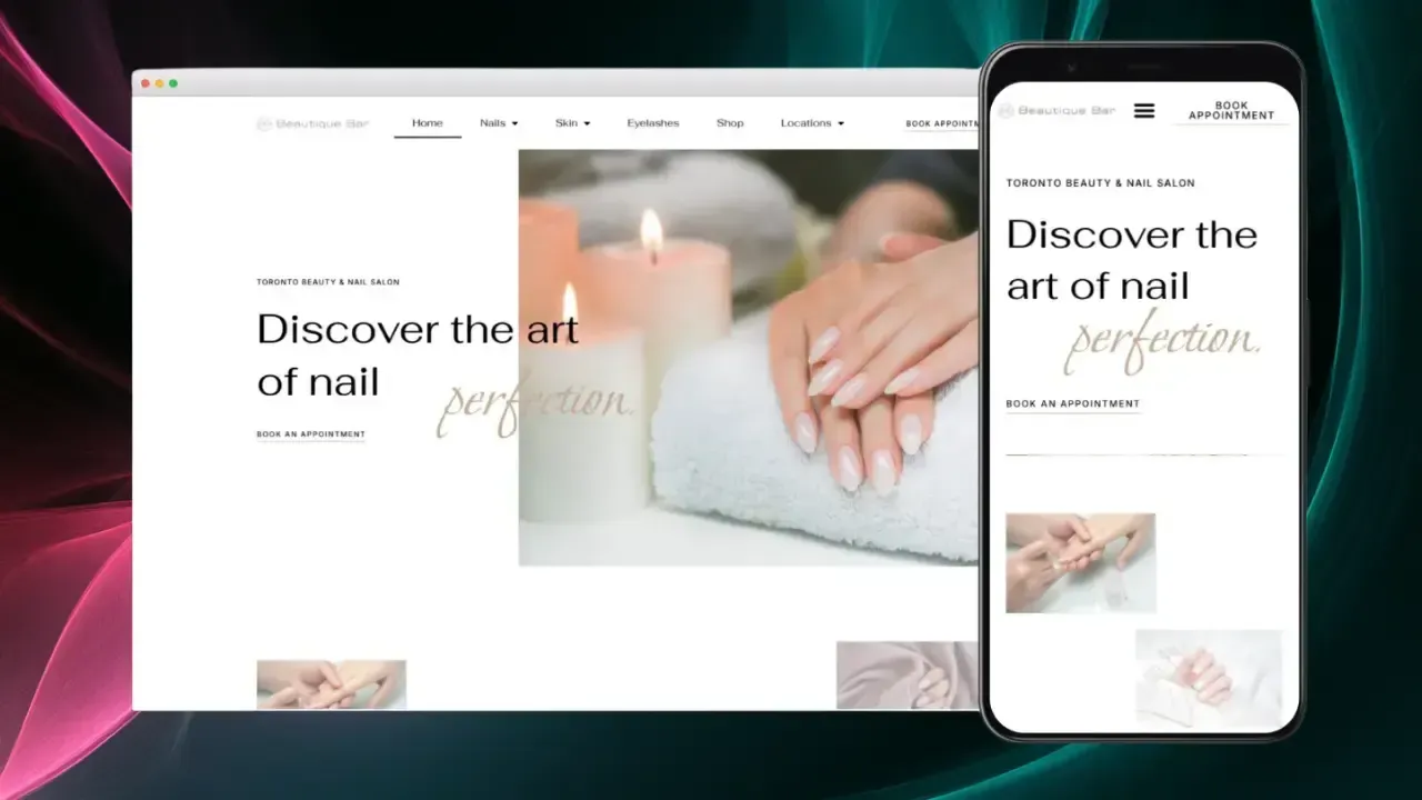 Una pantalla de teléfono inteligente y computadora muestra un sitio web de salón de belleza con una imagen serena de manos manicuredas descansando sobre una toalla suave junto a velas encendidas, con el texto "Descubra el arte de la perfección de uñas" visible.