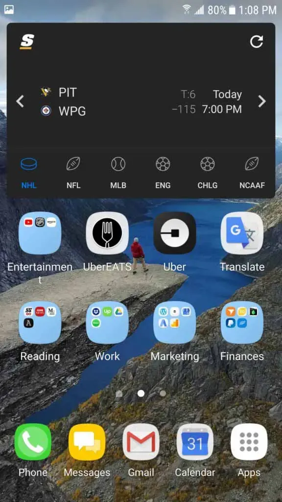 Segunda pantalla de inicio con widget de deportes y carpetas para UberEATS, Uber, Trabajo y Finanzas