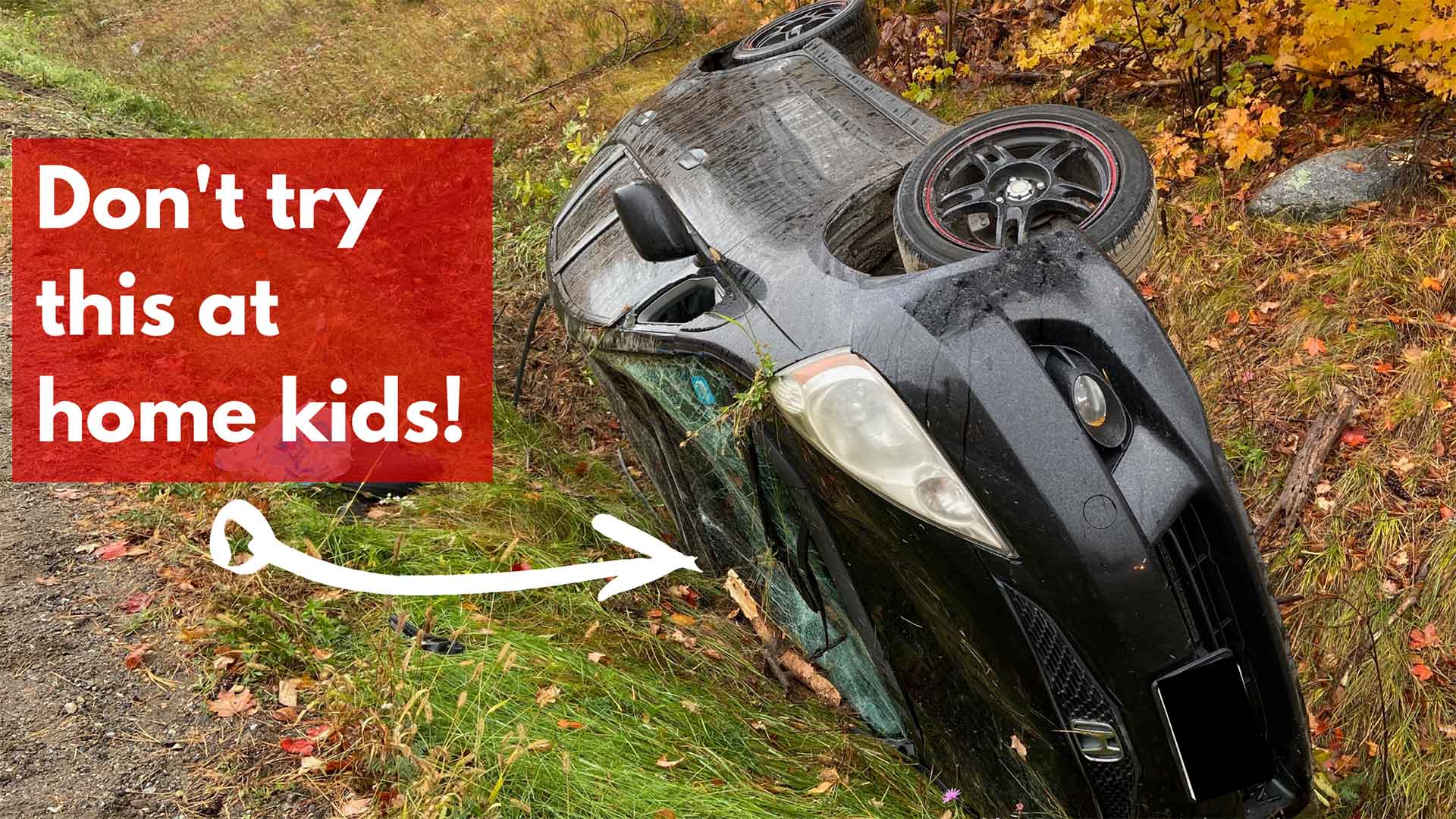 Auto volcado en una zanja después del accidente