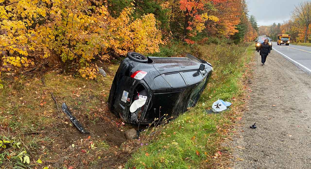 Auto volcado boca abajo en una zanja después de volcar