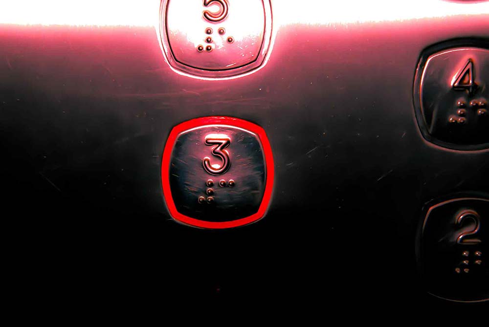 Dueño de negocio practicando su discurso de elevador de una oración