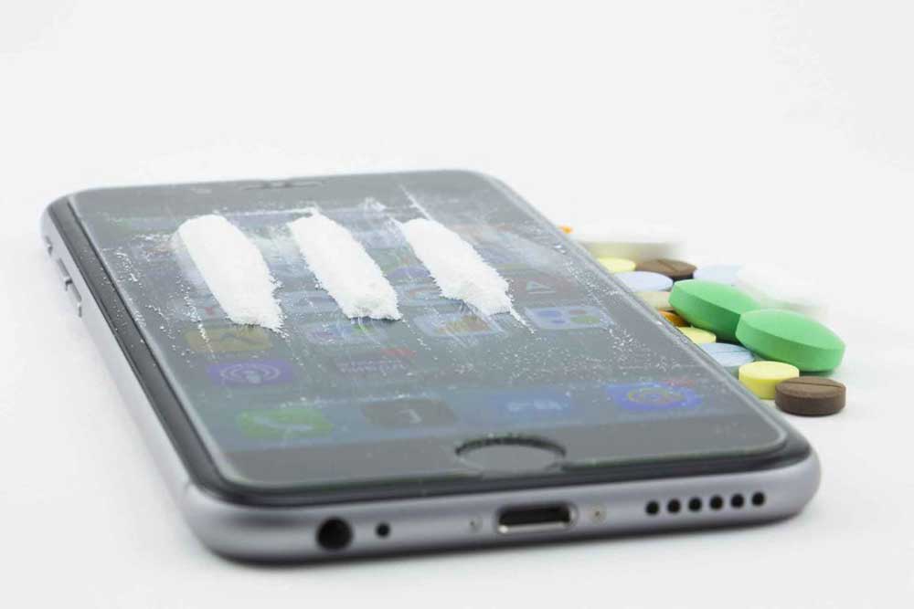 Persona absorta en su teléfono, ignorando el entorno