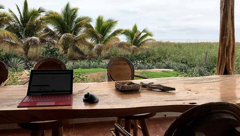 Trabajando en el negocio de diseño web de RapidWebLaunch de forma remota
