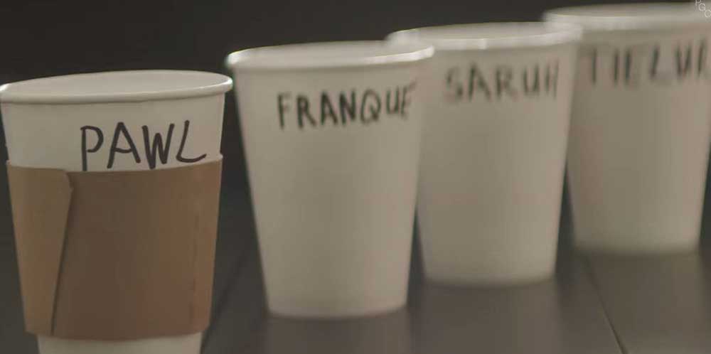 Taza de Starbucks con un nombre de cliente hilarantemente mal escrito