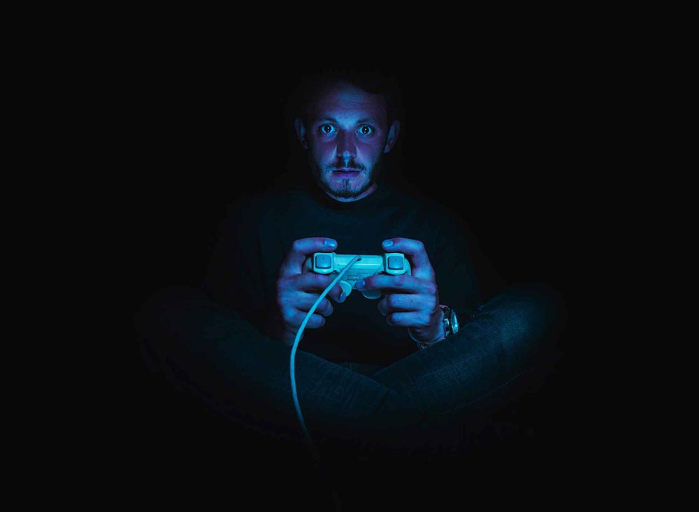 Jugando videojuegos adictivos con un controlador