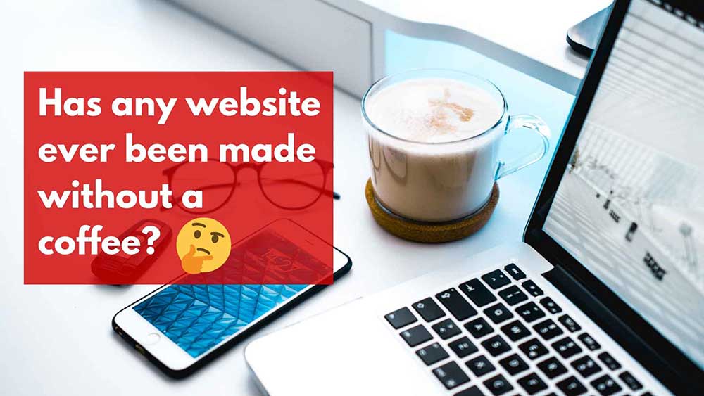 Diseñador web perfeccionando habilidades con una taza de café