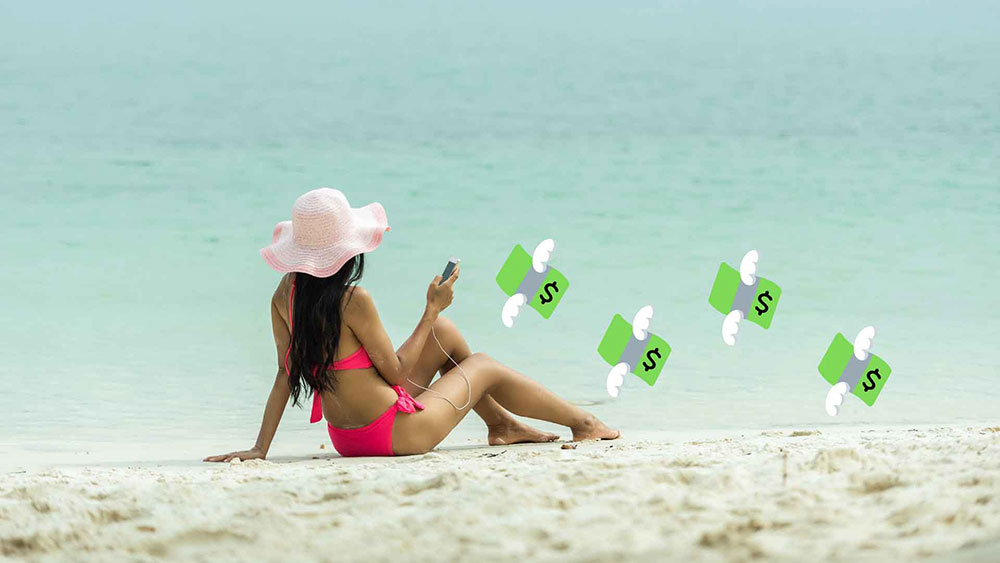 Diseñador web ganando ingresos pasivos mientras se relaja