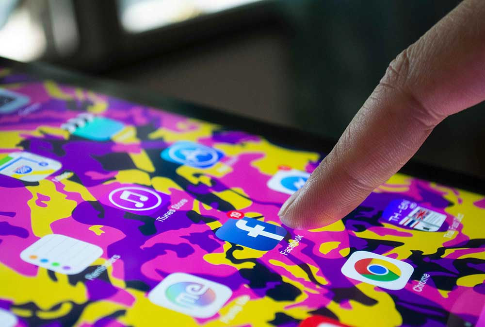 Persona eliminando su cuenta de Facebook en una laptop